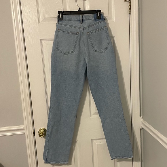 Abercrombie & Fitch Curve Love 90’s Straight Ultra High Rise Jeans with Vent Hem - Picture 6 of 6